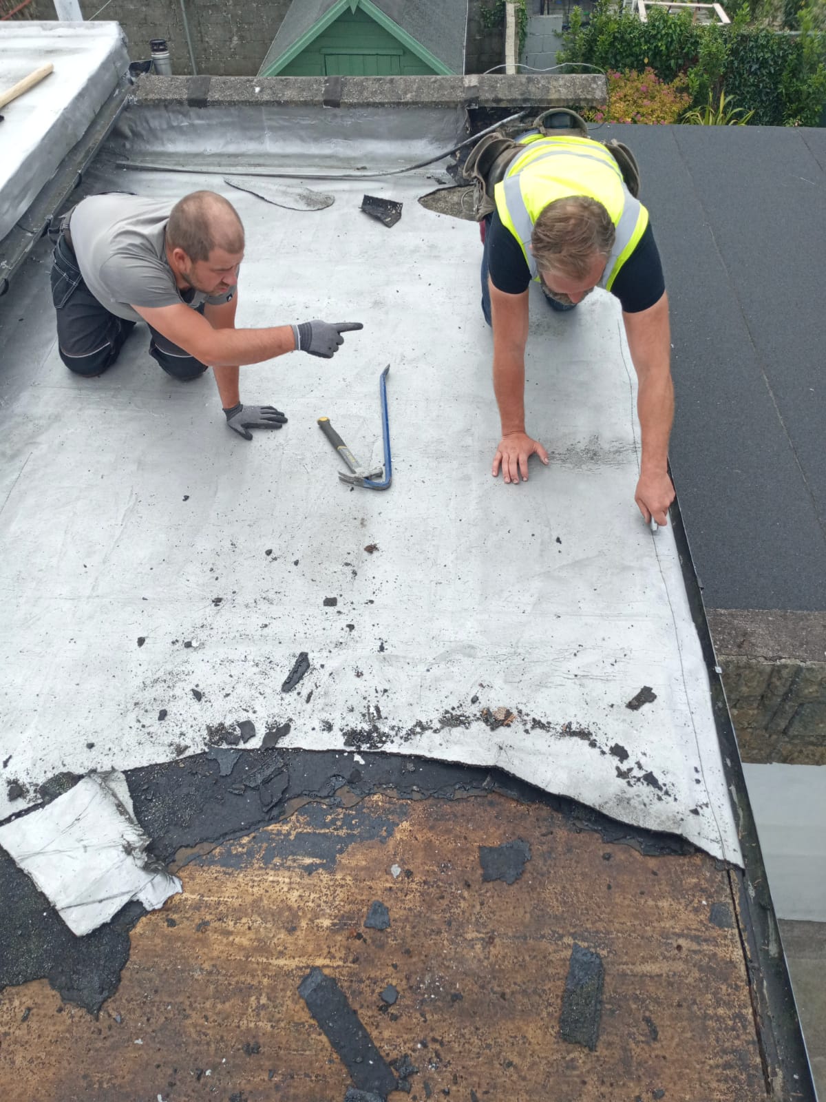 when should you pay a roofer